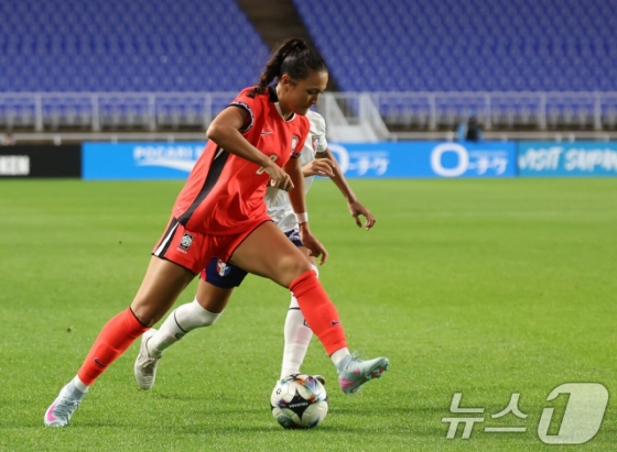 케이시 유진 페어가 16일 오후 7시 30분 수원월드컵경기장에서 열린 2025 동아시아축구연맹(EAFF) E-1 챔피언십(동아시안컵) 3차전 대만을 상대로 드리블을 시도하고 있다. /사진=뉴스1
