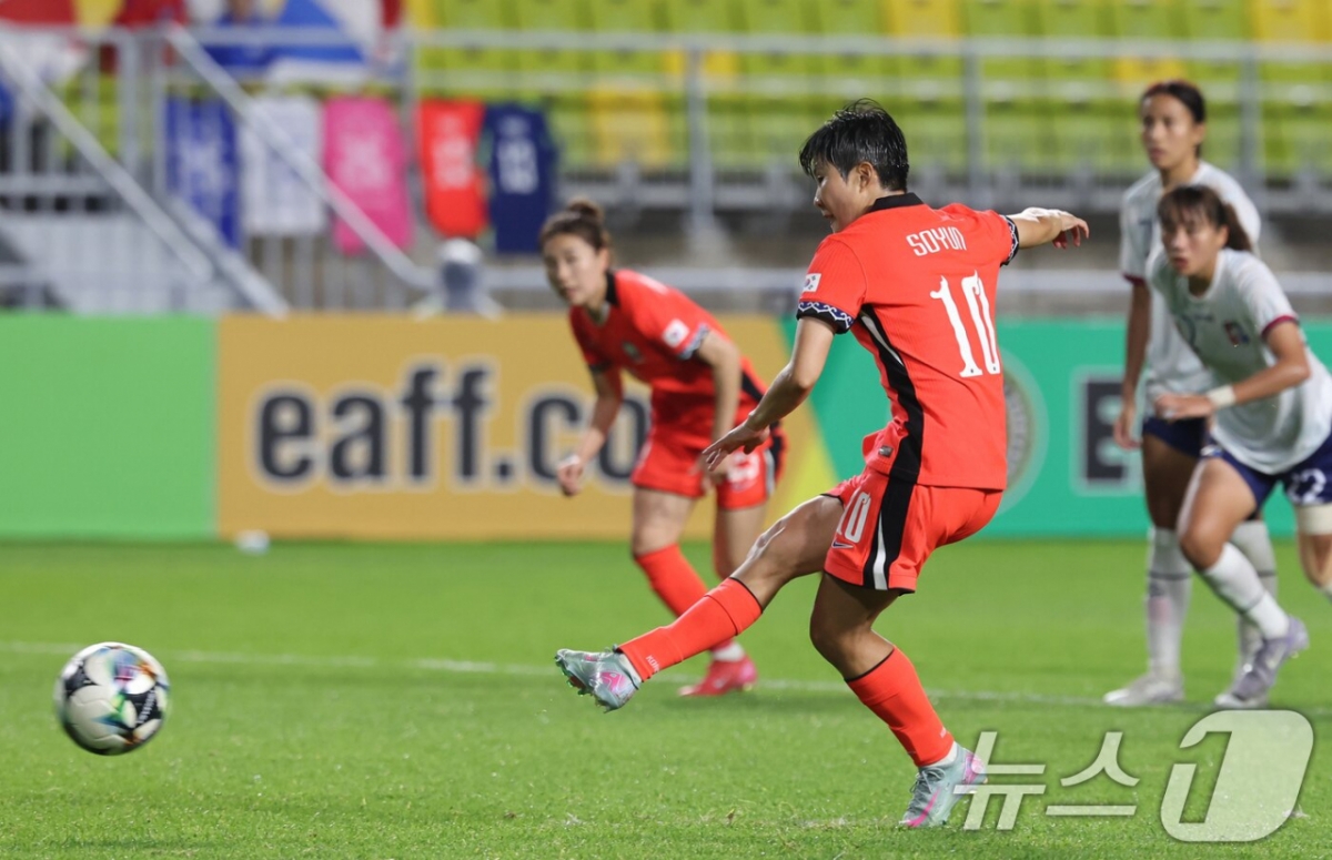 지소연(10번)이 16일 오후 7시 30분 수원월드컵경기장에서 열린 2025 동아시아축구연맹(EAFF) E-1 챔피언십(동아시안컵) 3차전 대만과 경기 후반전 페널티킥을 차고 있다. /사진=뉴스1
