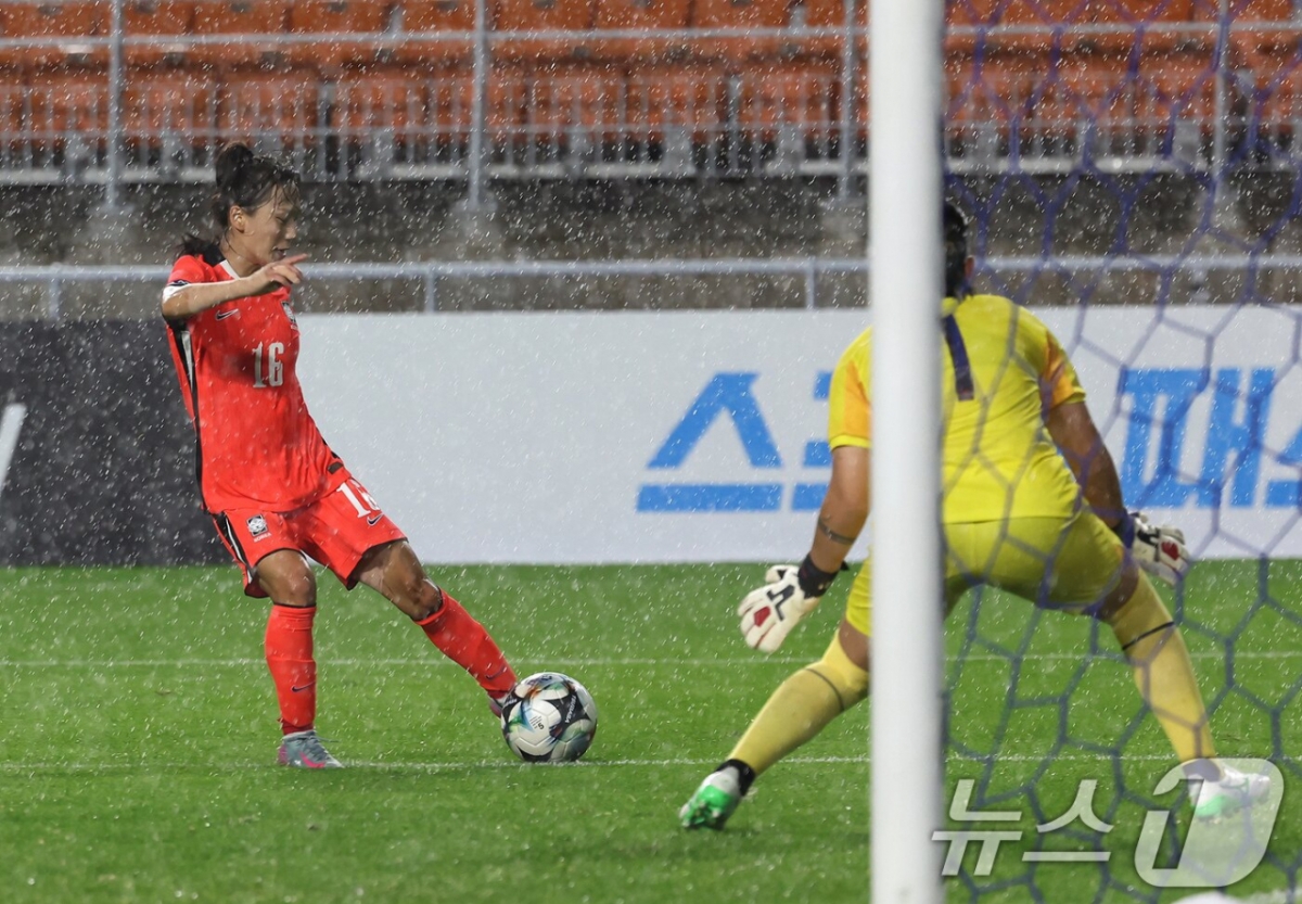 장슬기(왼쪽)이 7월 16일 오후 7시 30분 수원월드컵경기장에서 열린 2025 동아시아축구연맹(EAFF) E-1 챔피언십(동아시안컵) 3차전 폭우 속에서 왼발 슈팅을 날리고 있다. /사진=뉴스1