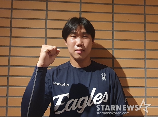 한화 원종혁이 지난 11일 대전 한화생명 볼파크에서 열릴 2025 KBO 퓨처스 올스타전을 앞두고 취재진과 만나 포즈를 취하고 있다. /사진=김동윤 기자