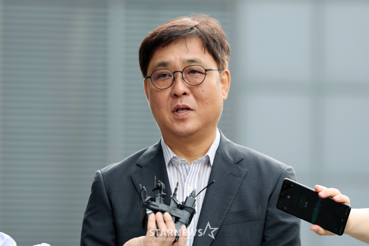 [서울=뉴시스] 박진희 기자 = 최휘영 문화체육관광부 장관 후보자가 14일 서울 종로구 인사청문회 준비단 사무실로 출근하며 소감을 말하고 있다. 2025.07.14. pak7130@newsis.com /사진=박진희