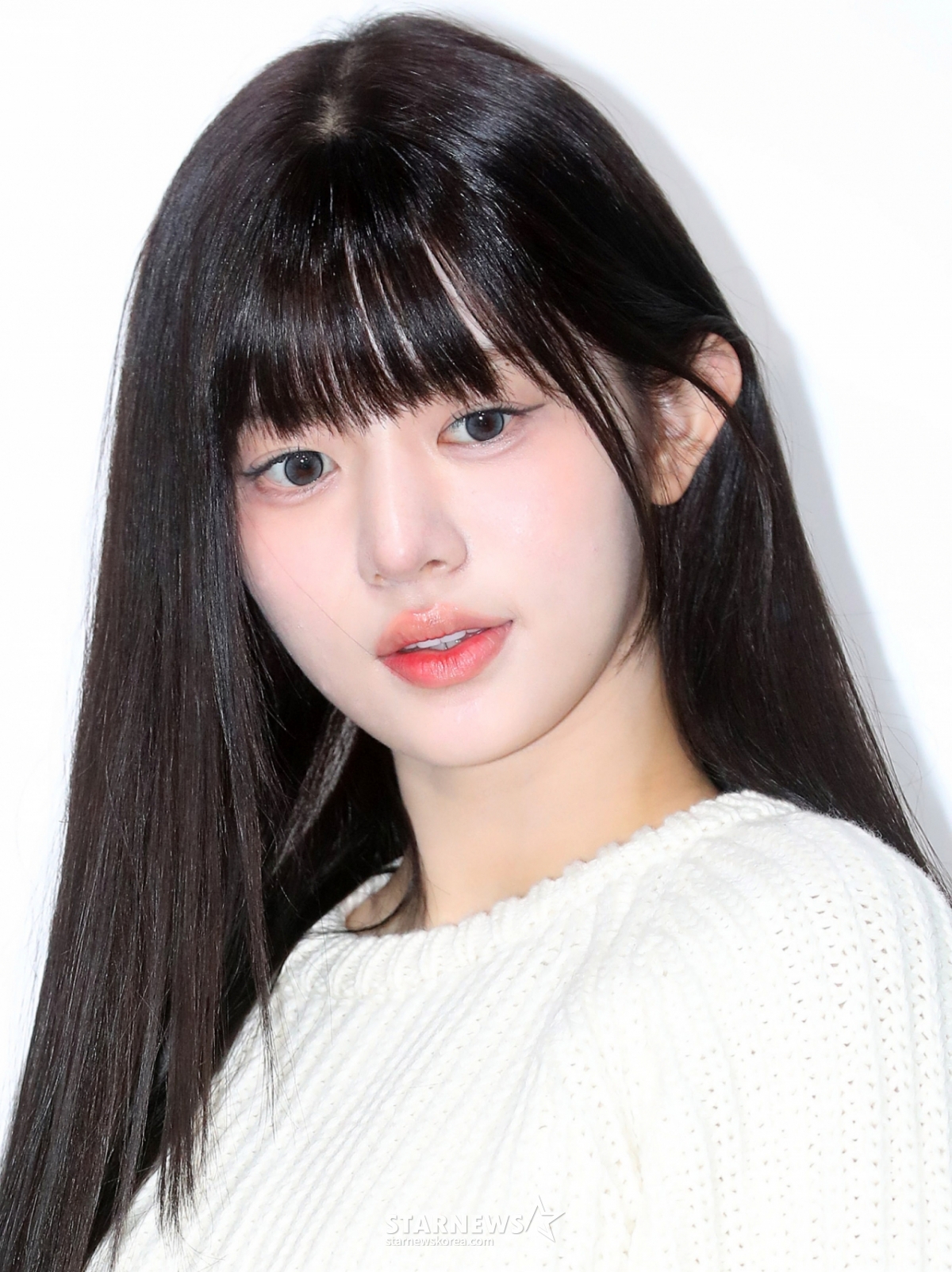 걸그룹 아일릿 민주가 11일 오후 서울 성동구 크레아레에서 진행된 패딩 브랜드 캐나다구스 팝업 스토어 오픈 행사에 참석해 포즈를 취하고 있다. 2024.12.11 /사진=김창현 chmt@