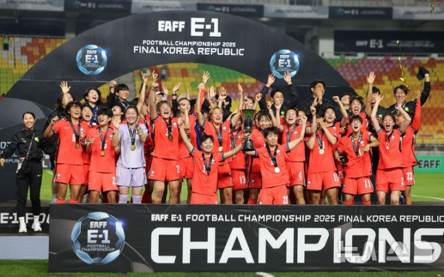 16일 경기 수원시 수원월드컵경기장에서 열린 2025 동아시아축구연맹(EAFF) E-1 챔피언십(동아시안컵) 여자부 시상식에서 우승국 대한민국 여자 축구대표팀 선수들이 트로피를 들고 기뻐하고 있다. /사진=뉴시스