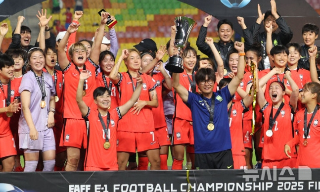 16일 경기 수원시 수원월드컵경기장에서 열린 2025 동아시아축구연맹(EAFF) E-1 챔피언십(동아시안컵) 여자부 시상식에서 우승국 대한민국 여자 축구대표팀 선수들이 트로피를 들고 기뻐하고 있다. /사진=뉴시스