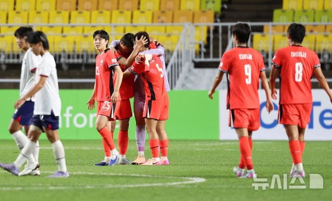 16일 경기 수원시 수원월드컵경기장에서 열린 2025 동아시아축구연맹(EAFF) E-1 챔피언십(동아시안컵) 여자부 대한민국 vs 대만 경기, 2-0으로 승리하며 대회 우승을 확정한 선수들이 기뻐하고 있다. /사진=뉴시