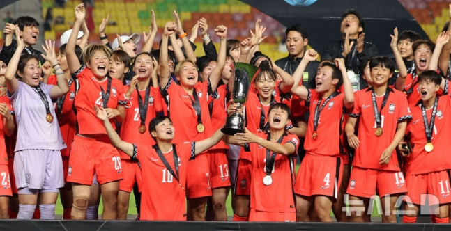 16일 경기 수원시 수원월드컵경기장에서 열린 2025 동아시아축구연맹(EAFF) E-1 챔피언십(동아시안컵) 여자부 시상식에서 우승국 대한민국 여자 축구대표팀 선수들이 트로피를 들고 기뻐하고 있다. /사진=뉴시스