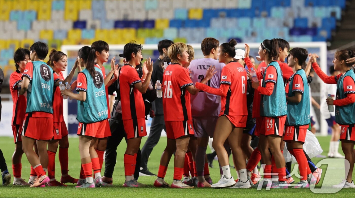 대한민국 여자국가대표팀이 7월 16일 오후 7시 30분 수원월드컵경기장에서 열린 2025 동아시아축구연맹(EAFF) E-1 챔피언십(동아시안컵) 3차전 대만과 경기가 끝난 뒤 기뻐하고 있다. /사진=뉴스1