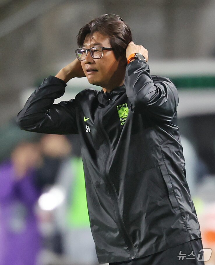 신상우 여자 국가대표팀 감독이 7월 16일 오후 7시 30분 수원월드컵경기장에서 열린 2025 동아시아축구연맹(EAFF) E-1 챔피언십(동아시안컵) 3차전 대만과 경기를 바라보고 있다. /사진=뉴스1