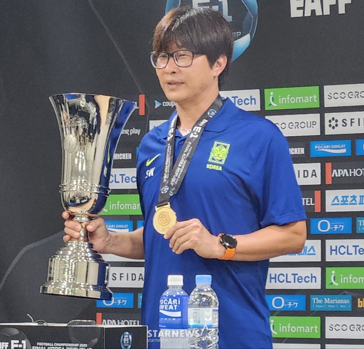 신상우 여자축구대표팀 감독이 취재진이 우승컵과 함께 포즈를 요구하자 수줍게 트로피를 들어보이고 있다. /사진=박건도 기자