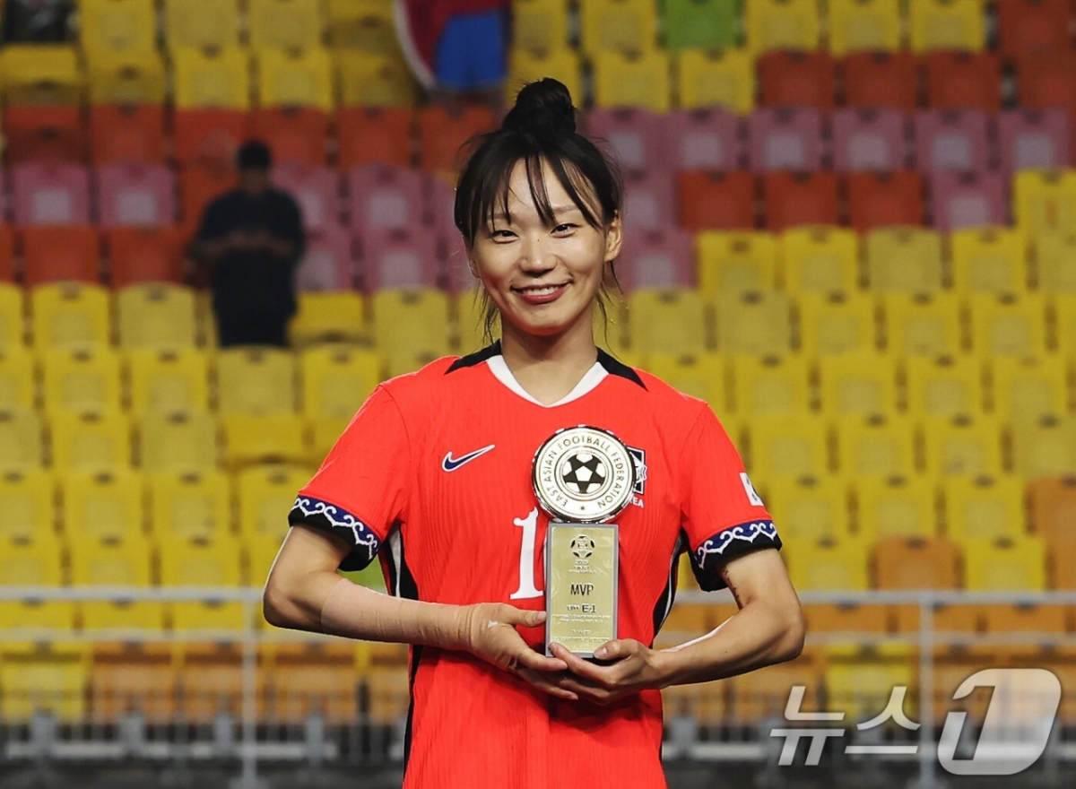 장슬기가 2025 동아시아축구연맹(EAFF) E-1 챔피언십(동아시안컵) 최우수 선수(MVP)상을 받고 미소짓고 있다. /사진=뉴스1