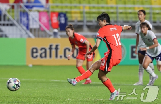 지소연(10번)이 16일 오후 7시 30분 수원월드컵경기장에서 열린 2025 동아시아축구연맹(EAFF) E-1 챔피언십(동아시안컵) 3차전 대만과 경기 후반전 페널티킥을 차고 있다. /사진=뉴스1