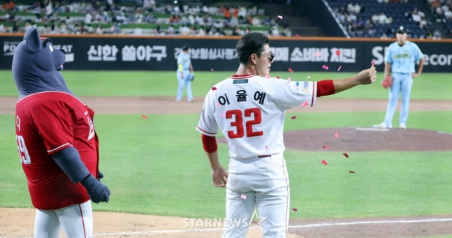 SSG 이율예가 지난 11일 대전 한화생명 볼파크에서 열린 2025 KBO 퓨처스 올스타전에서 퍼포먼스를 하고 있다. /사진=강영조 선임기자
