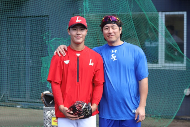 SSG 이율예(왼쪽)가 롤모델로 여긴 강민호(삼성)와 기념사진을 찍었다. /사진=SSG 랜더스 제공
