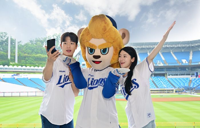 대구 삼성 라이온즈 파크에서 방문객들이 '갤럭시 Z 플립7'으로 삼성 라이온즈의 마스코트 '블레오'와 함께 '승요 셀피'를 촬영하는 모습