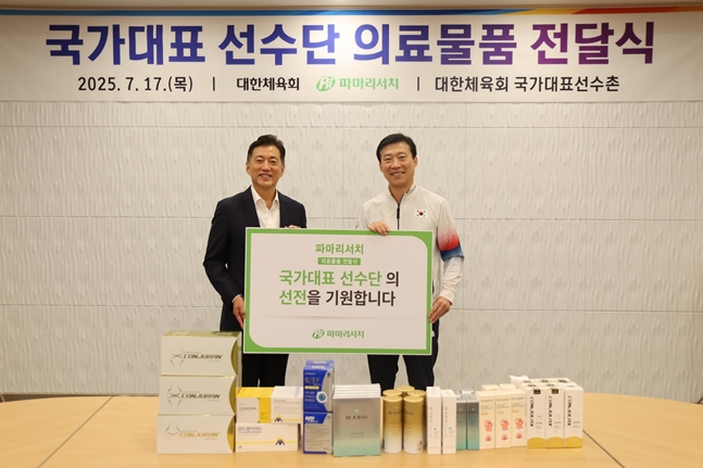 손지훈 파마리서치 대표(왼쪽부터)와 김택수 국가대표선수촌장. /사진=대한체육회