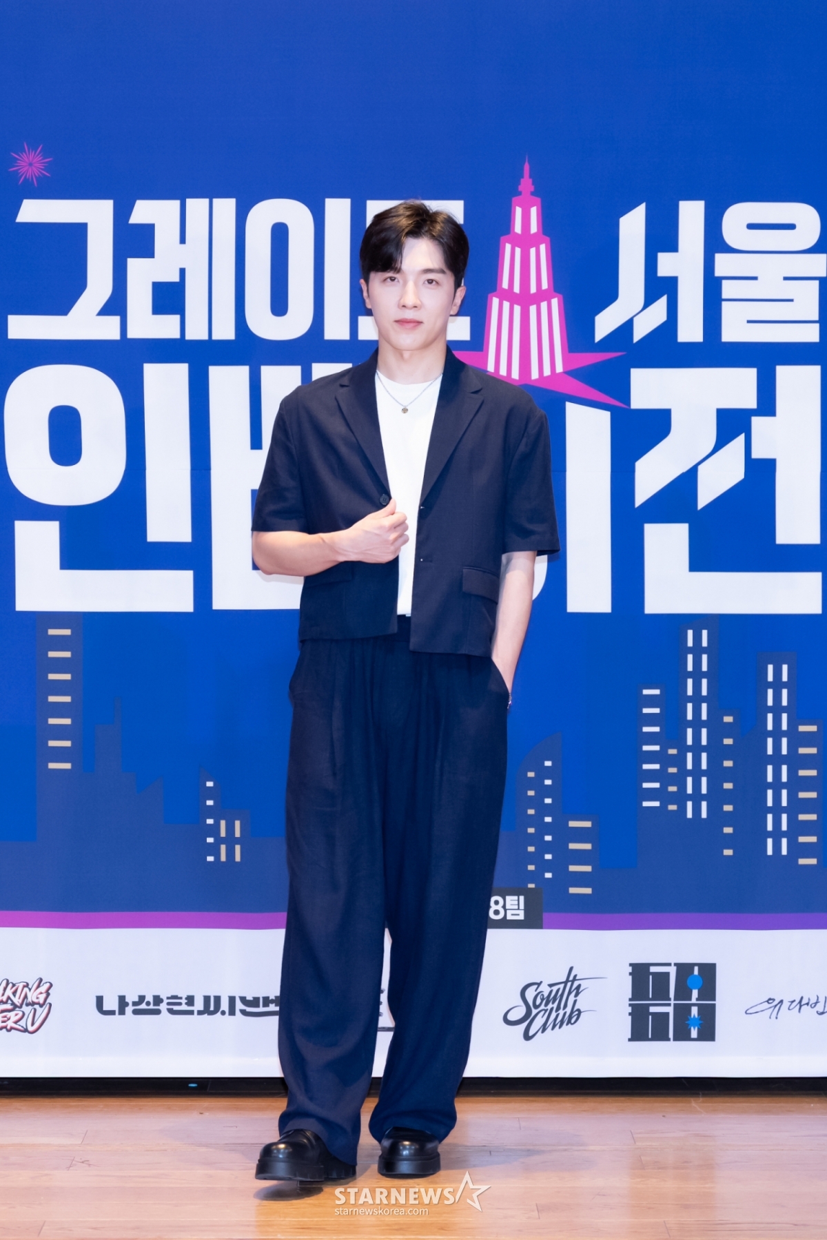 가수 전재가 20일 오전 온라인 생중계로 진행된 엠넷 예능 '그레이트 서울 인베이전' 제작발표회에 참석해 포즈를 취하고 있다. 글로벌 밴드가 되기 위해 THE G TOWER(더 지 타워)에 모인 밴드들의 혹독한 생존게임을 그린 프로그램 '그레이트 서울 인베이전'은 오늘(20일) 첫 방송된다. /사진제공=엠넷 2022.07.20