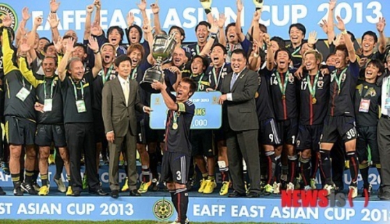  지난 2013년 7월 잠실종합운동장에서 열린 2013 동아시안컵 남자부 대한민국과 일본의 경기에서 일본팀이 우승을 차지, 선수들이 우승 트로피를 들고 기쁨을 나누고 있다. /사진=뉴시스