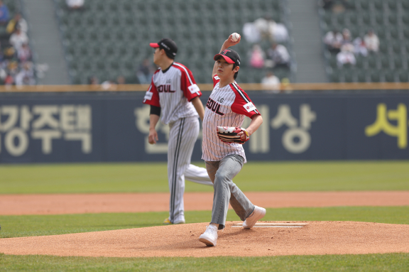 위아이 김요한이 2023년 LG 시구를 맡았을 때의 모습. /사진=LG 트윈스 제공
