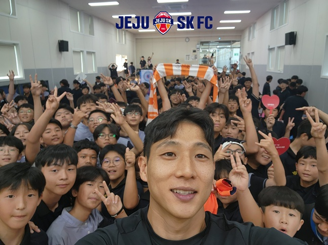 오현중학교를 찾은 남태희(가운데). /사진=제주SK