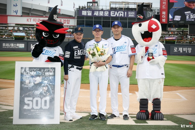 KT 이강철 감독이 18일 수원KT위즈파크에서 열린 한화전을 앞두고 열린 KBO 통산 500승 시상식에서 김경문(왼쪽) 한화 감독, 장성우와 기념사진을 찍고 있다. /사진=KT 위즈 제공