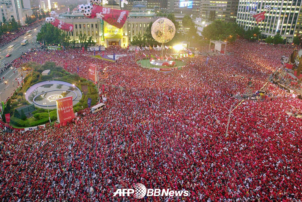 지난 2002 국제축구연맹(FIFA) 한·일 월드컵 당시 서울시청 앞 거리 응원 모습. /AFPBBNews=뉴스1