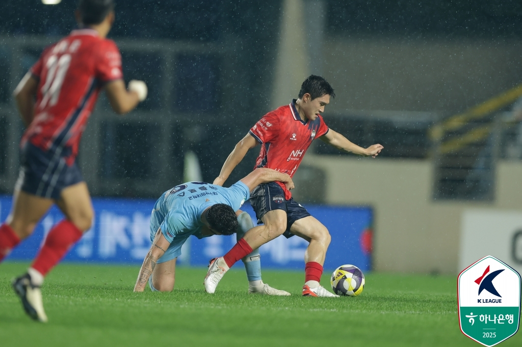 볼 경합 펼치는 이동경(가운데 빨간 유니폼). /사진=한국프로축구연맹 제공