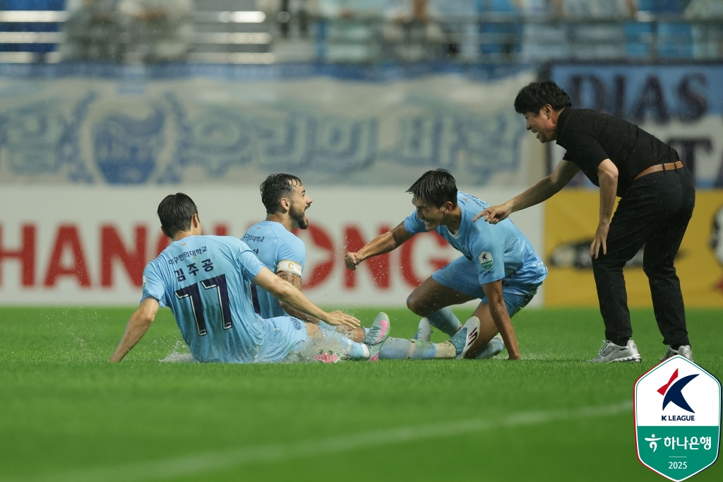 골을 넣고 기뻐하는 대구FC 선수들. /사진=한국프로축구연맹 제공