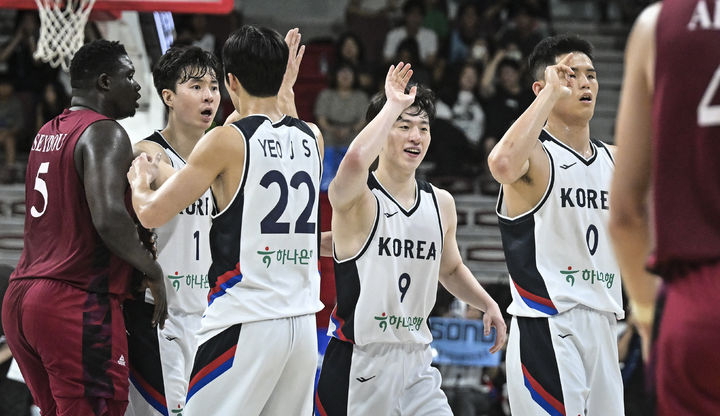 카타르전에서 기뻐하는 남자 농구 대표팀 선수단. /사진=대한민국농구협회 제공