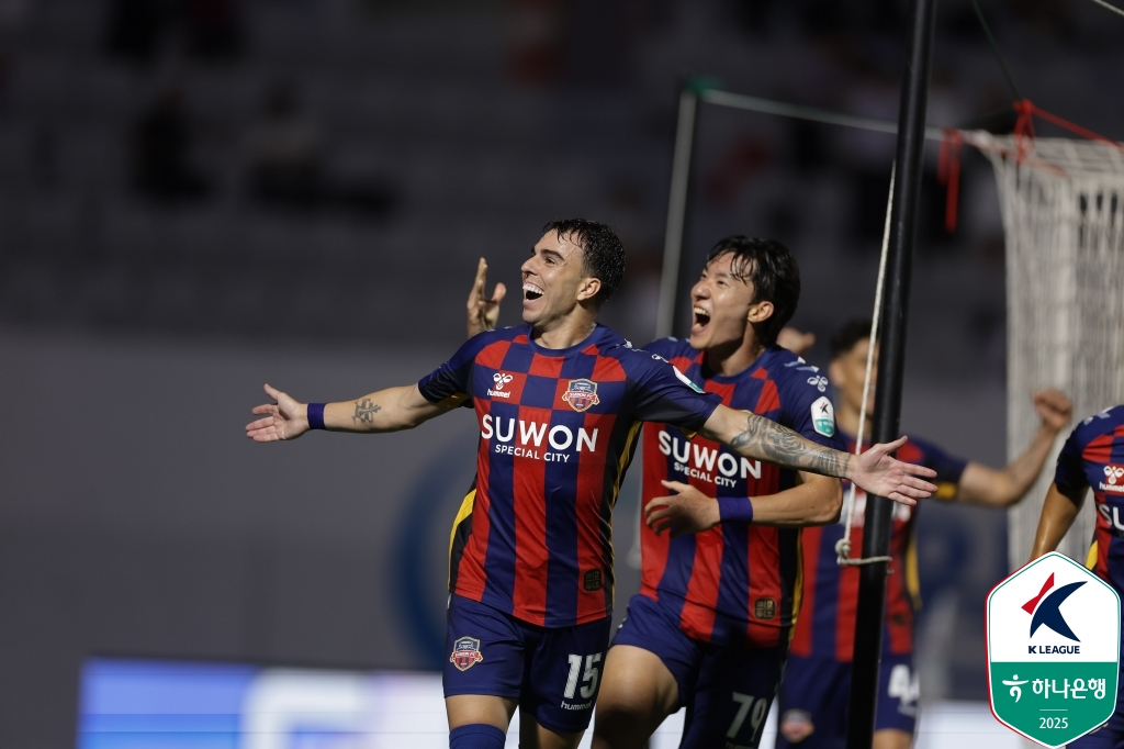 수원FC로 이적한 안드리고가 18일 수원종합운동장에서 열린 광주FC전에서 상대 자책골을 유도한 뒤 기뻐하고 있다. /사진=한국프로축구연맹 제공