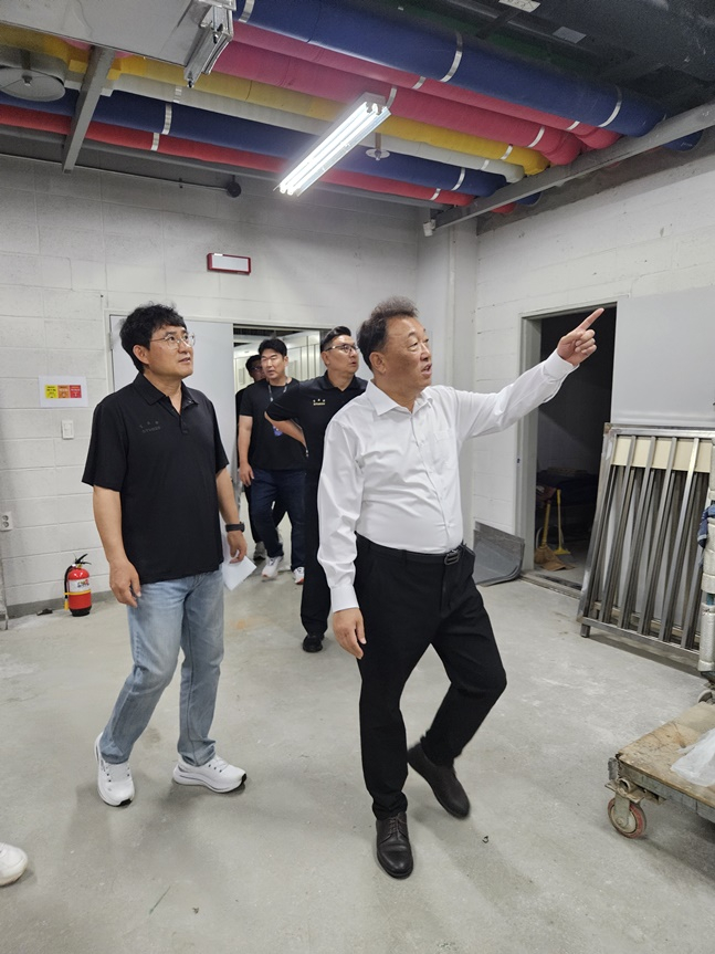 최준영 KIA 구단 대표이사(맨 앞)가 19일 광주-기아 챔피언스필드 시설 점검에 나서고 있다. /사진=KIA 타이거즈 제공