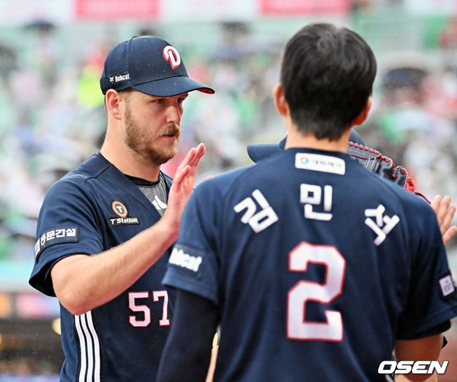 이닝을 실점 없이 마치고 더그아웃으로 향하는 콜 어빈(왼쪽)과 반겨주는 동료들.
