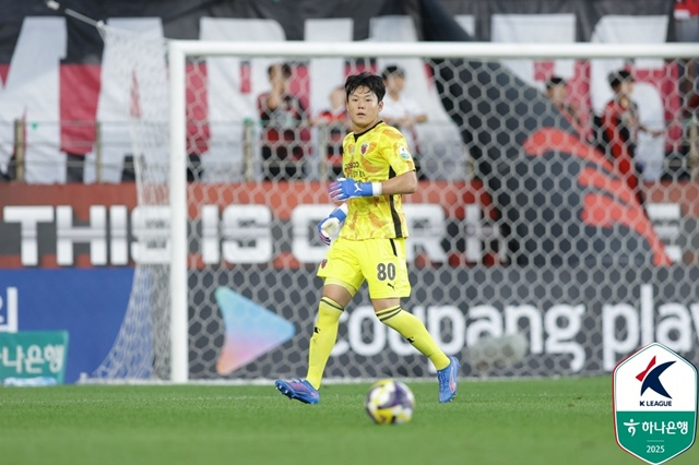 경기에 집중하는 홍성민. /사진=한국프로축구연맹 제공