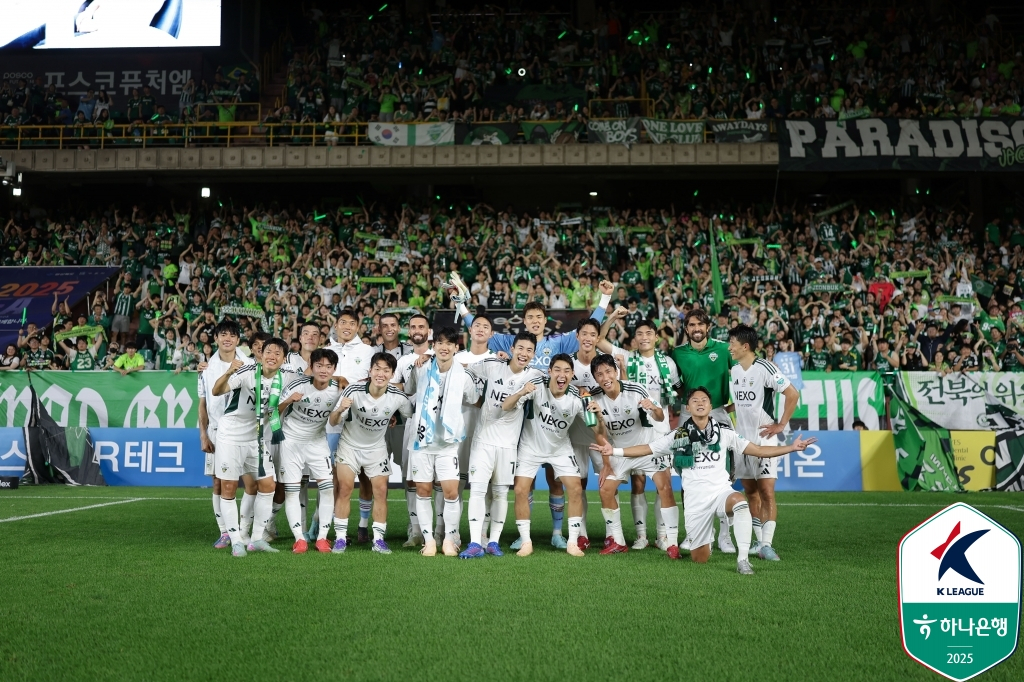 전북 현대 선수들이 19일 포항스틸야드에서 열린 포항 스틸러스전 3-2 역전승 이후 원정 팬들과 함께 기념 사진을 촬영하고 있다. /사진=한국프로축구연맹 제공