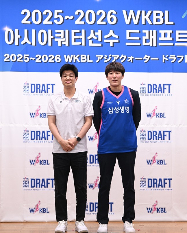 하상윤 삼성생명 감독(왼쪽)과 가와무라 유키. /사진=삼성생명 블루밍스 제공 
