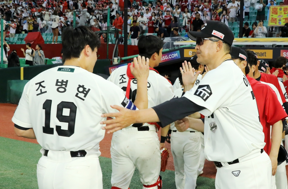 이숭용(오른쪽) SSG 랜더스 감독. /사진=SSG 렌더스 제공