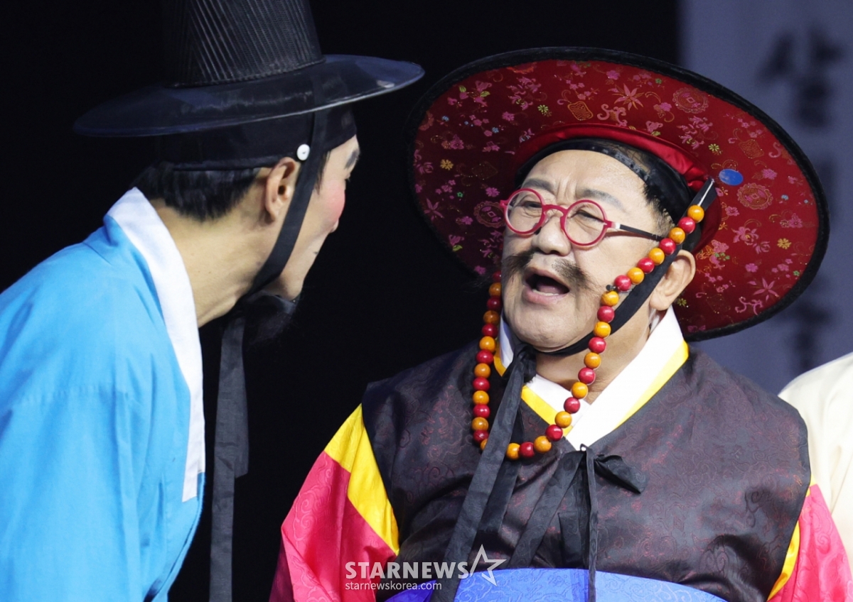 (서울=뉴스1) 권현진 기자 = 개그맨 이용식(오른쪽)이 30일 오후 서울 노원구 서울과학기술대학교 체육관에서 열린 ‘2024 연희마당놀이 방자전’에서 열연을 펼치고 있다. (노원구 제공) 2024.8.30/뉴스1  Copyright © 뉴스1. All rights reserved. 무단 전재 및 재배포,  AI학습 이용 금지. /사진=(서울=뉴스1) 권현진 기자