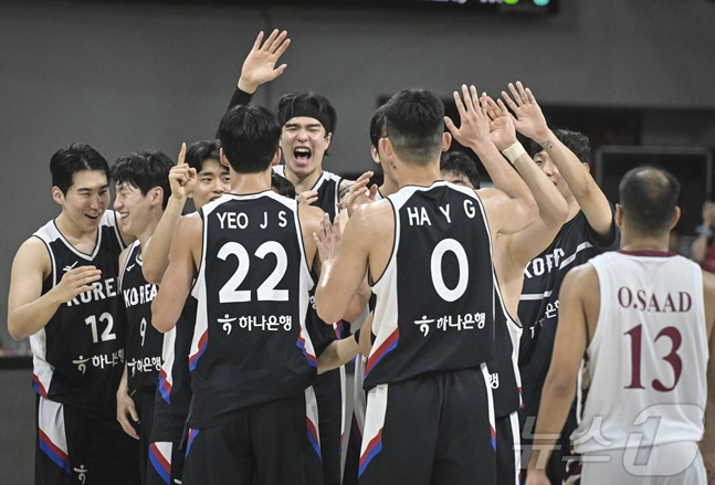 한국 선수들이 승리 후 함께 기뻐하고 있다. /사진=뉴스1