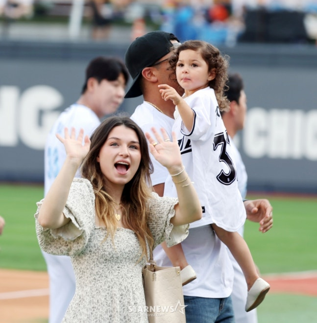 KT 선발 한축을 든든히 지켰던 쿠에바스가 20일 수원KT위즈파크에서 열리는 2025KBO리그 한화이글스와 KT위즈 경기에 앞서 정들었던 그라운드와 선수들, 팬들과 작별하고 있다. 양팀 주장 채은성, 장성우, 이강철 감독 ,KT대표이사, 단장이 나서 그와의 미래를 응원하고 있다. /사진=강영조 선임기자
