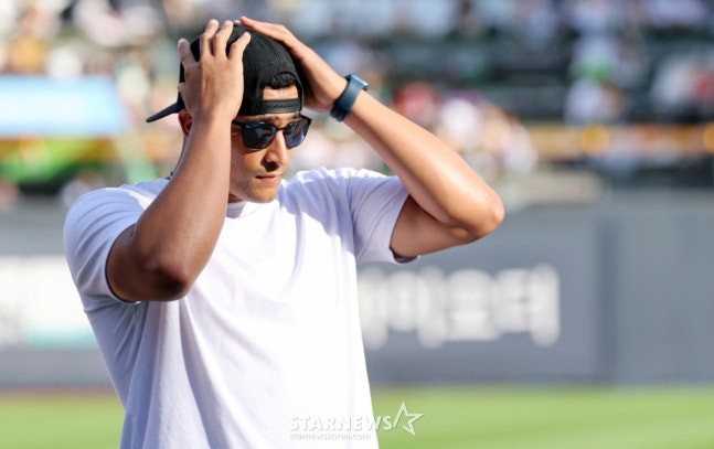 KT 선발 한축을 든든히 지켰던 쿠에바스가 20일 수원KT위즈파크에서 열리는 2025KBO리그 한화이글스와 KT위즈 경기에 앞서 정들었던 그라운드와 선수들, 팬들과 작별하고 있다. 양팀 주장 채은성, 장성우, 이강철 감독 ,KT대표이사, 단장이 나서 그와의 미래를 응원하고 있다. /사진=강영조 선임기자