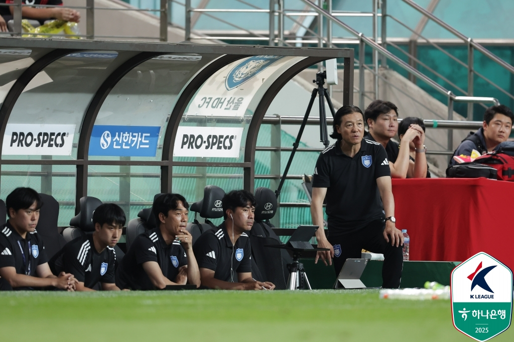 20일 FC서울전을 지켜보고 있는 김판곤(왼쪽 다섯 번째) 감독 등 울산 HD 코치진. /사진=한국프로축구연맹 제공