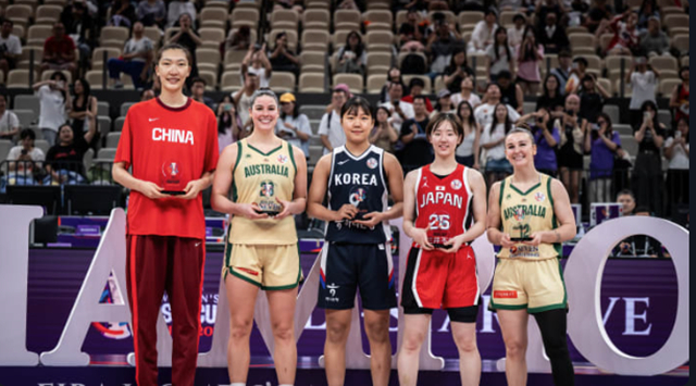  박지현(가운데)이 2025 국제농구연맹(FIBA) 아시아컵 베스트5에 선정돼 기념샷을 찍고 있다. /사진=FIBA 캡처