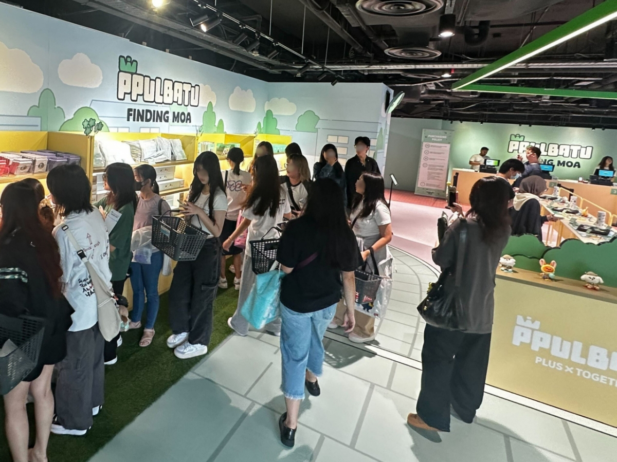 6월 싱가포르에서 열린 투모로우바이투게더의 캐릭터 뿔바투 팝업에서 팬들이 팝업을 둘러보고 있다. /사진제공=하이브