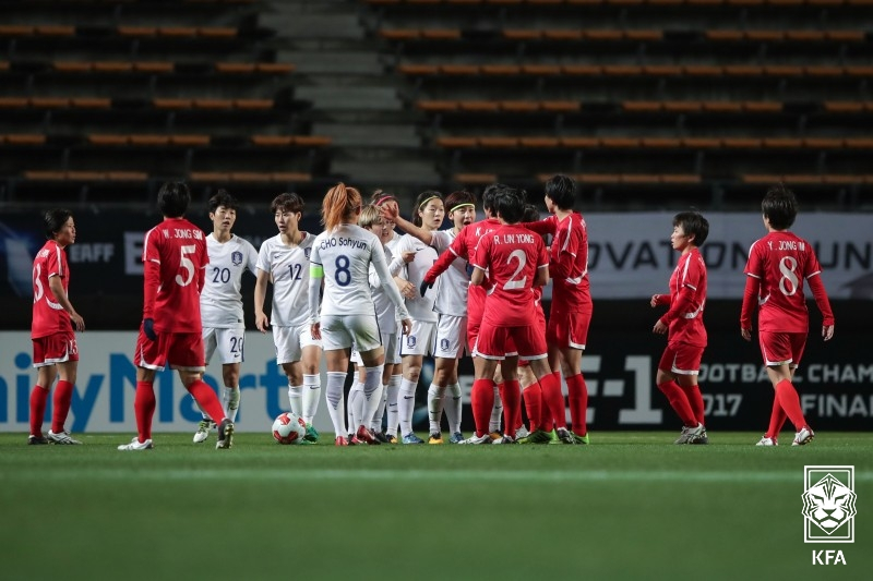 지난 2017년 동아시아축구연맹(EAFF) E-1 풋볼챔피언십 여자축구 남북전 당시 경기 모습. /사진=대한축구협회 제공