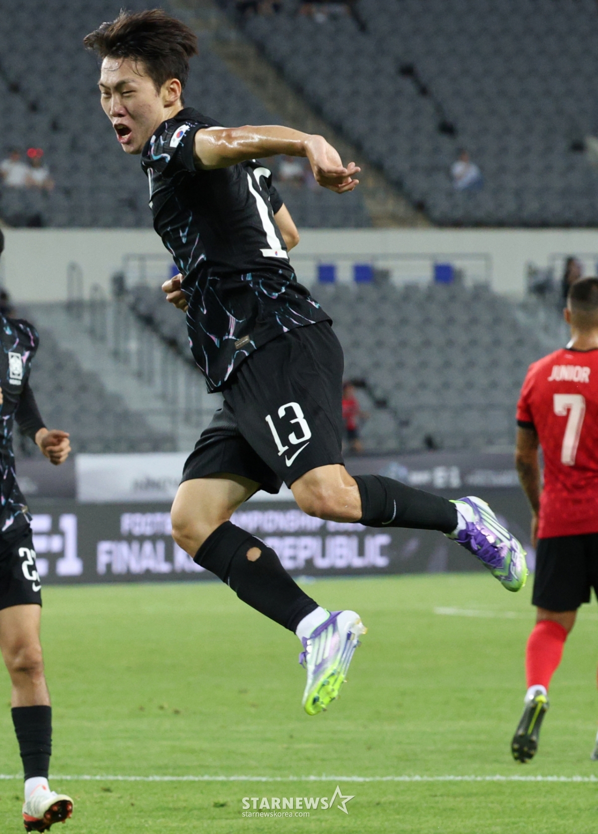 2025 동아시아축구연맹(EAFF) E-1 풋볼 챔피언십(동아시안컵) 한국-홍콩전이 11일 경기도 용인미르스타디움에서 열렸다. 대한민국 강상윤이 홍콩 시니치 찬을 제치고 터닝슛으로 첫 골을 터뜨리고 환호하고 있다. /사진=김진경 대기자