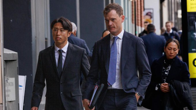 지난 21일 호주 멜버른 법원에 출석하고 있는 일본 청소년대표 출신 단자키 리쿠(왼쪽). /사진=더나이틀리 SNS 캡처