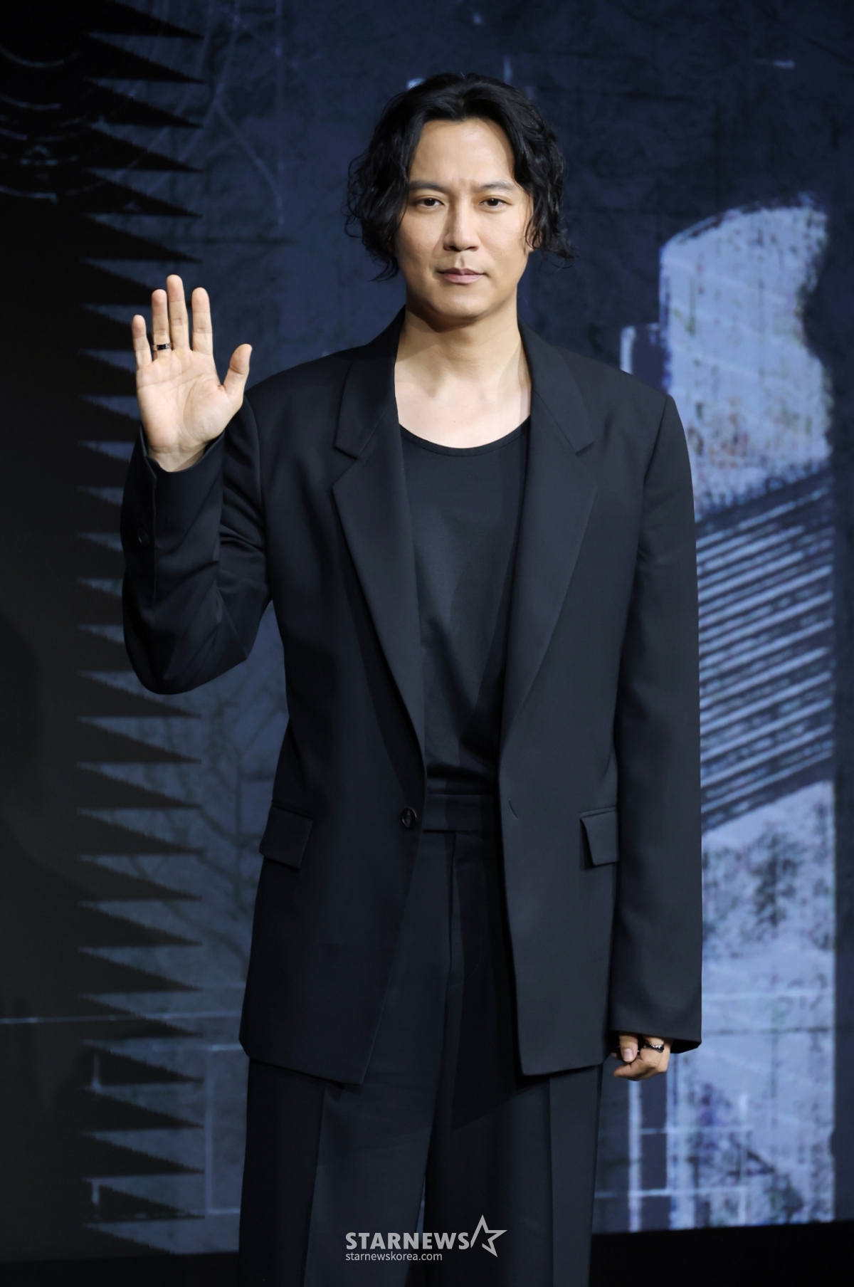 배우 김남길이 22일 오전 서울 마포구 호텔 나루 서울 엠갤러리에서 진행된 넷플릭스 오리지널 영화 '트리거'(감독 권오승) 제작발표회에 참석해 포즈를 취하고 있다. 대한민국에서 출처를 알 수 없는 불법 총기가 배달되고 총기 사건이 끊임없이 발생하는 가운데 각자의 이유로 총을 든 두 남자의 이야기를 그린 총기 액션 재난 스릴러 '트리거'는 오는 25일 공개된다. /2025.07.22 /사진=이동훈 photoguy@