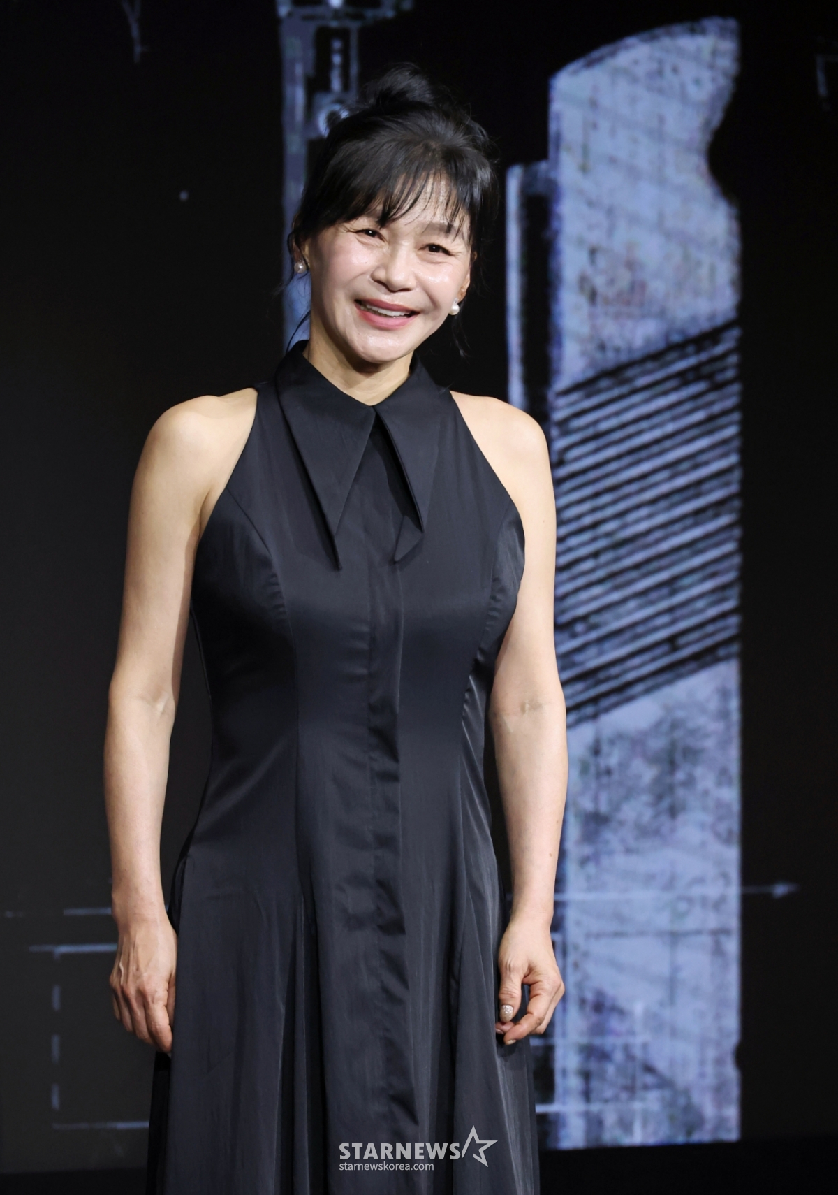 배우 길해연이 22일 오전 서울 마포구 호텔 나루 서울 엠갤러리에서 진행된 넷플릭스 오리지널 영화 '트리거'(감독 권오승) 제작발표회에 참석해 포즈를 취하고 있다. 대한민국에서 출처를 알 수 없는 불법 총기가 배달되고 총기 사건이 끊임없이 발생하는 가운데 각자의 이유로 총을 든 두 남자의 이야기를 그린 총기 액션 재난 스릴러 '트리거'는 오는 25일 공개된다. /2025.07.22 /사진=이동훈 photoguy@