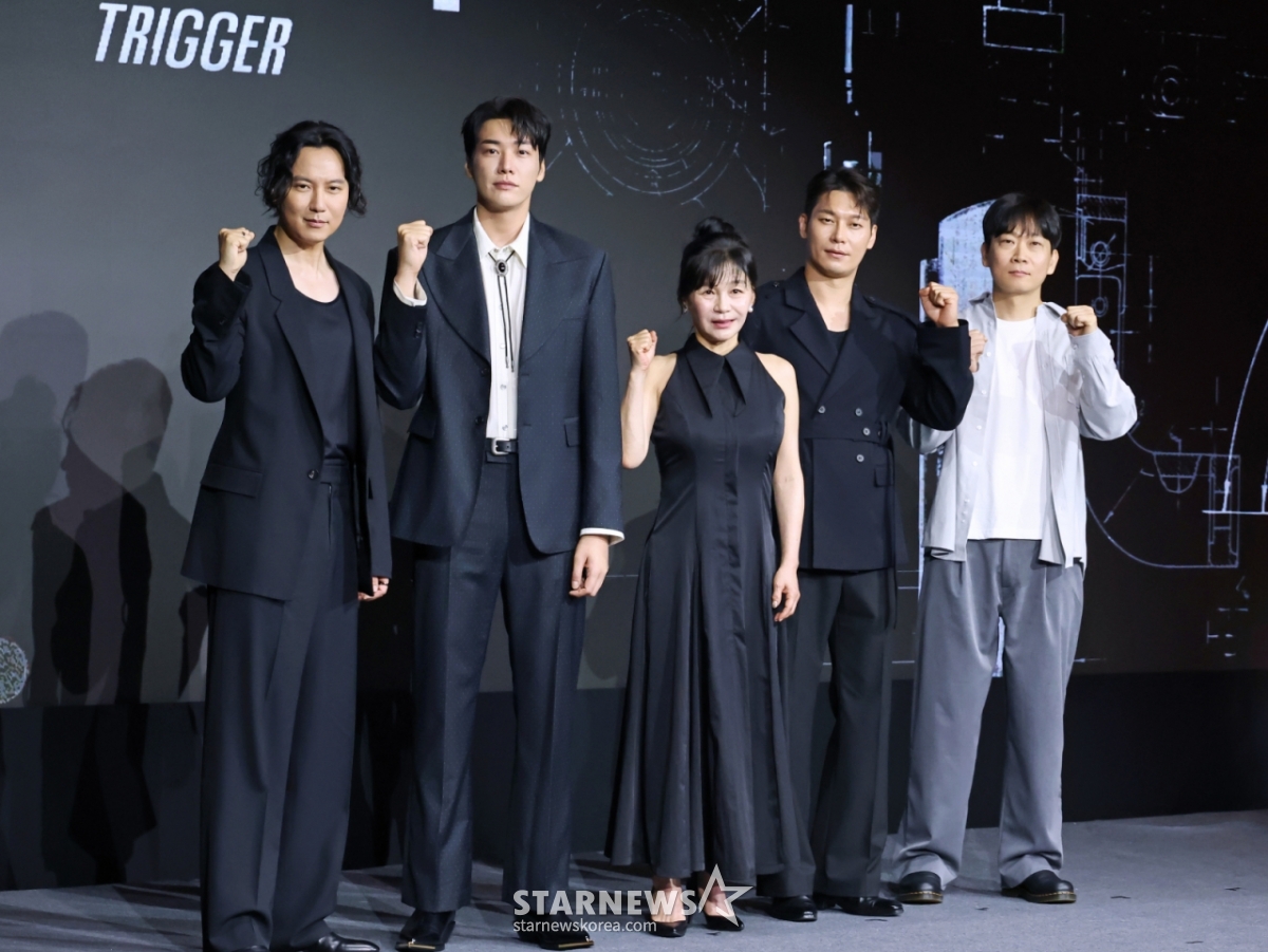 배우 김남길, 김영광, 길해연, 박훈, 권오승 감독이 22일 오전 서울 마포구 호텔 나루 서울 엠갤러리에서 진행된 넷플릭스 오리지널 영화 '트리거'(감독 권오승) 제작발표회에 참석해 포즈를 취하고 있다. 대한민국에서 출처를 알 수 없는 불법 총기가 배달되고 총기 사건이 끊임없이 발생하는 가운데 각자의 이유로 총을 든 두 남자의 이야기를 그린 총기 액션 재난 스릴러 '트리거'는 오는 25일 공개된다. /2025.07.22 /사진=이동훈 photoguy@