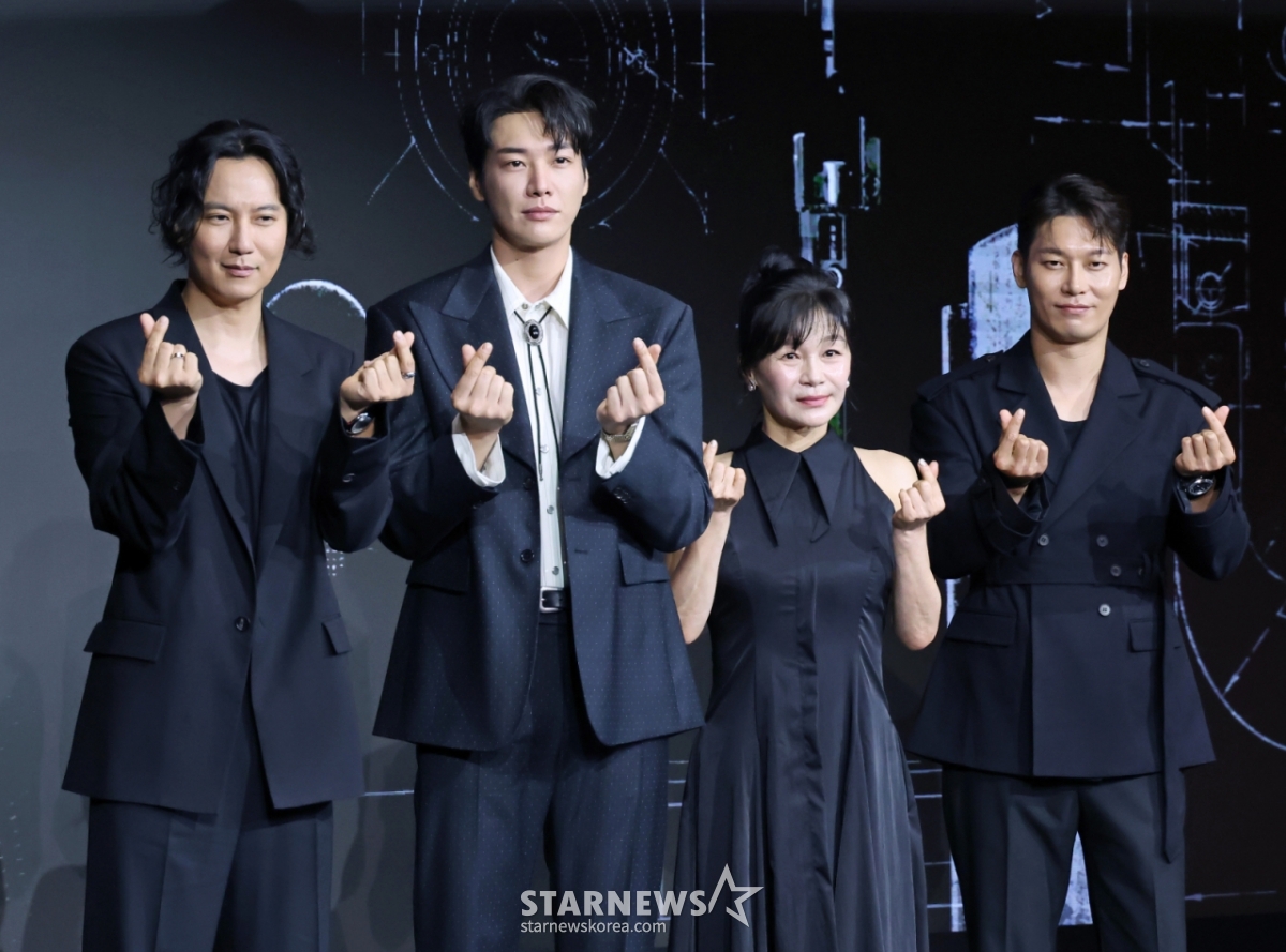 배우 김남길, 김영광, 길해연, 박훈이 22일 오전 서울 마포구 호텔 나루 서울 엠갤러리에서 진행된 넷플릭스 오리지널 영화 '트리거'(감독 권오승) 제작발표회에 참석해 포즈를 취하고 있다. 대한민국에서 출처를 알 수 없는 불법 총기가 배달되고 총기 사건이 끊임없이 발생하는 가운데 각자의 이유로 총을 든 두 남자의 이야기를 그린 총기 액션 재난 스릴러 '트리거'는 오는 25일 공개된다. /2025.07.22 /사진=이동훈 photoguy@