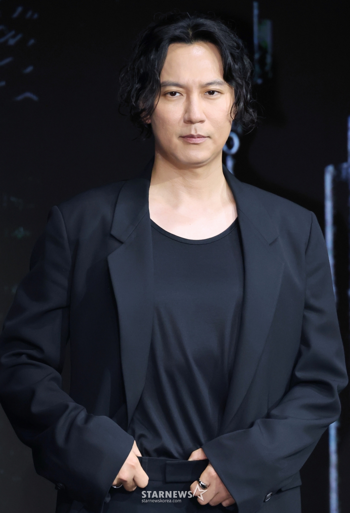 배우 김남길이 22일 오전 서울 마포구 호텔 나루 서울 엠갤러리에서 진행된 넷플릭스 오리지널 영화 '트리거'(감독 권오승) 제작발표회에 참석해 포즈를 취하고 있다. 대한민국에서 출처를 알 수 없는 불법 총기가 배달되고 총기 사건이 끊임없이 발생하는 가운데 각자의 이유로 총을 든 두 남자의 이야기를 그린 총기 액션 재난 스릴러 '트리거'는 오는 25일 공개된다. /2025.07.22 /사진=이동훈 photoguy@